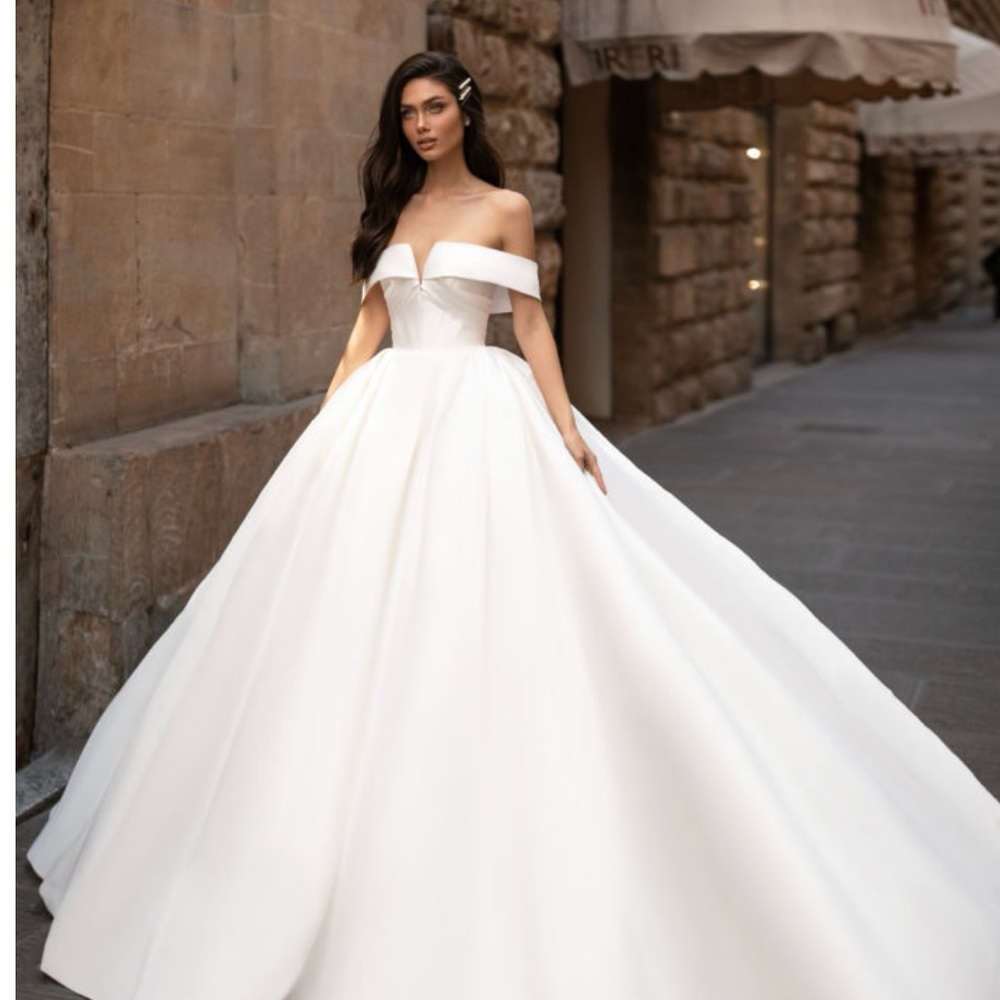 Milla Nova wedding dress with free a Vail. Off white color. - Picture 3 of 5